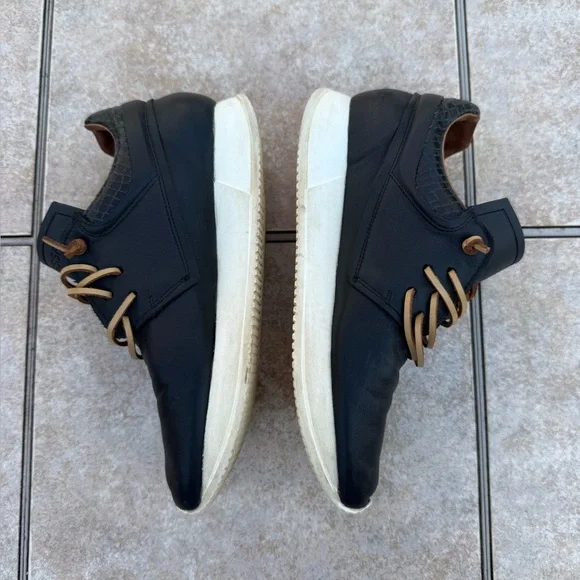 ESSEutESSE black leather sneakers